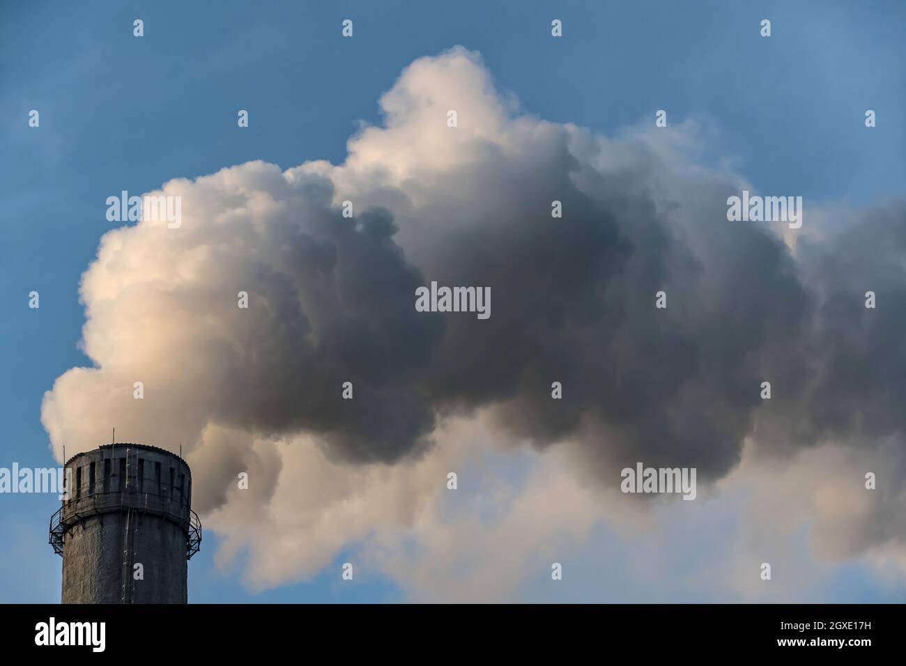 Fumando camini fabbrica con emissioni di co2.problema ambientale di inquinamento ambientale e aria.cambiamento climatico, ecologia, riscaldamento globale.il cielo è Foto Stock