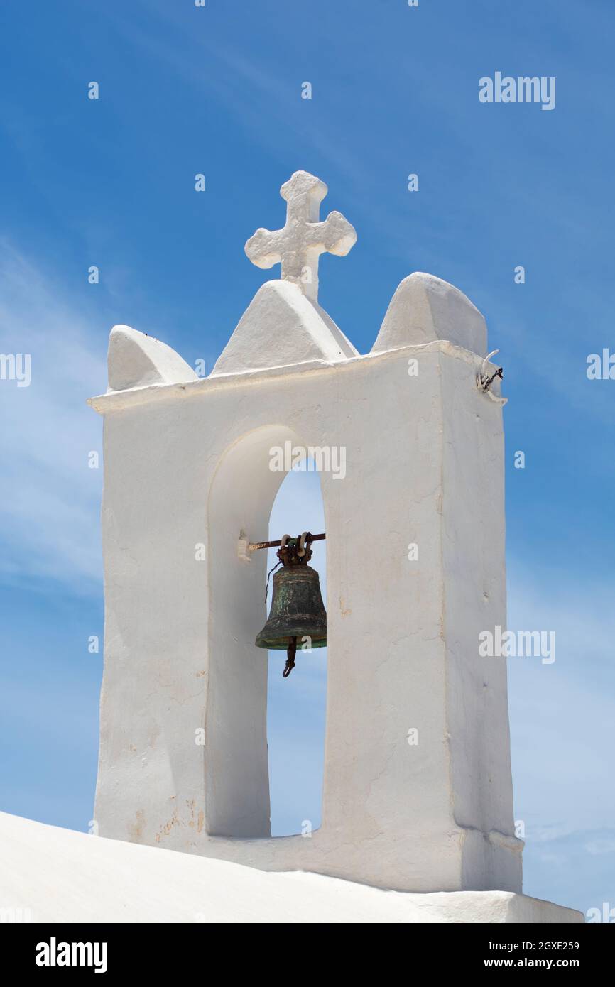 Isola greca di iOS piccola cappella, vista dettagliata verticale scatto di Belrey con cielo blu retro terra per lo spazio copia tipica vista della chiesa Foto Stock