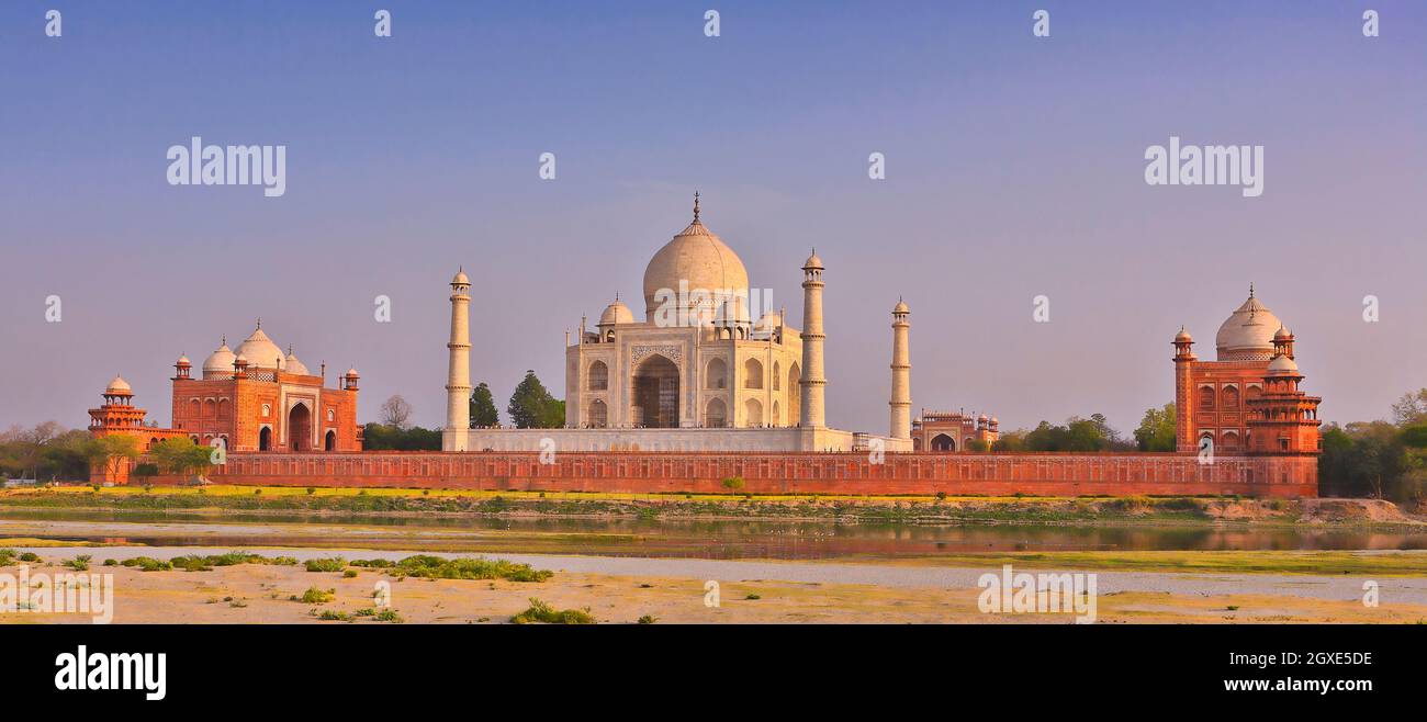 Taj Mahal Agra, vista sul retro del fiume. Letto del fiume essiccato, monumento dell'edificio illuminato dalla luce del tramonto, atmosfera suggestiva. Agra, Uttar Pradesh, India, Asia Foto Stock