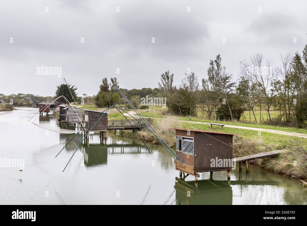 Carrelet de Pêche, l'emblematico capanna di pescatori dei paesaggi costieri di Vendee, Charente-Maritime, nell'estuario della Gironda, la Charente, L. Foto Stock
