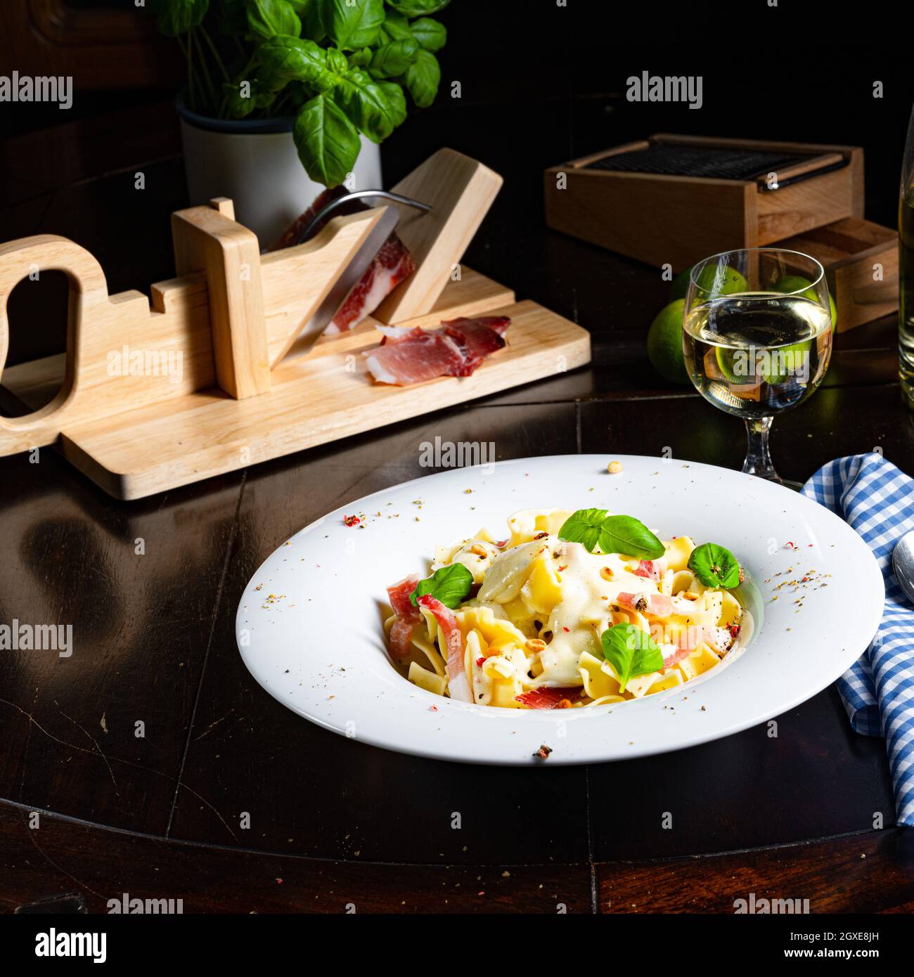 Tagliatelle con salsa al gorgonzola masarpone e prosciutto. Foto Stock