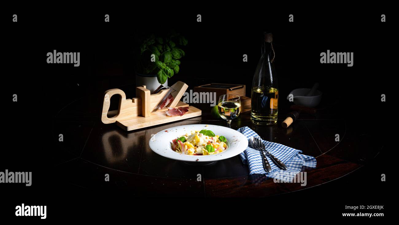 Tagliatelle con salsa al gorgonzola masarpone e prosciutto. Foto Stock