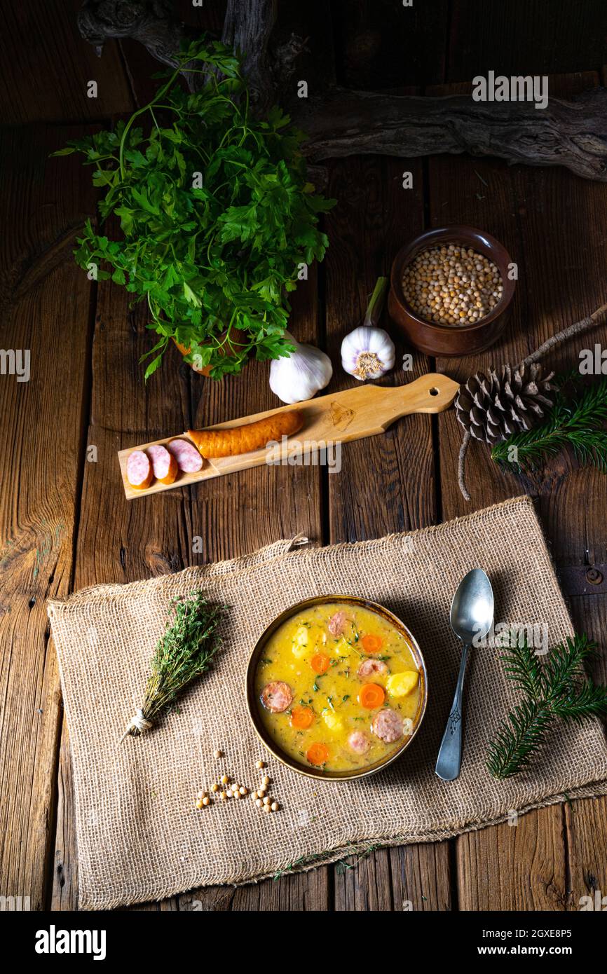 Zuppa di piselli classica con salsiccia e carne Foto Stock