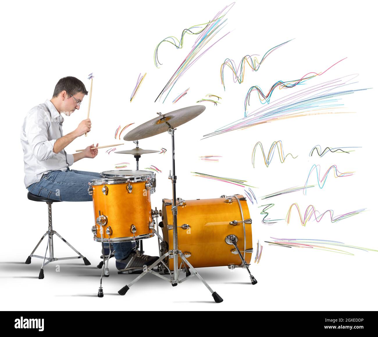 Un batterista suona il suo strumento producendo note Foto Stock