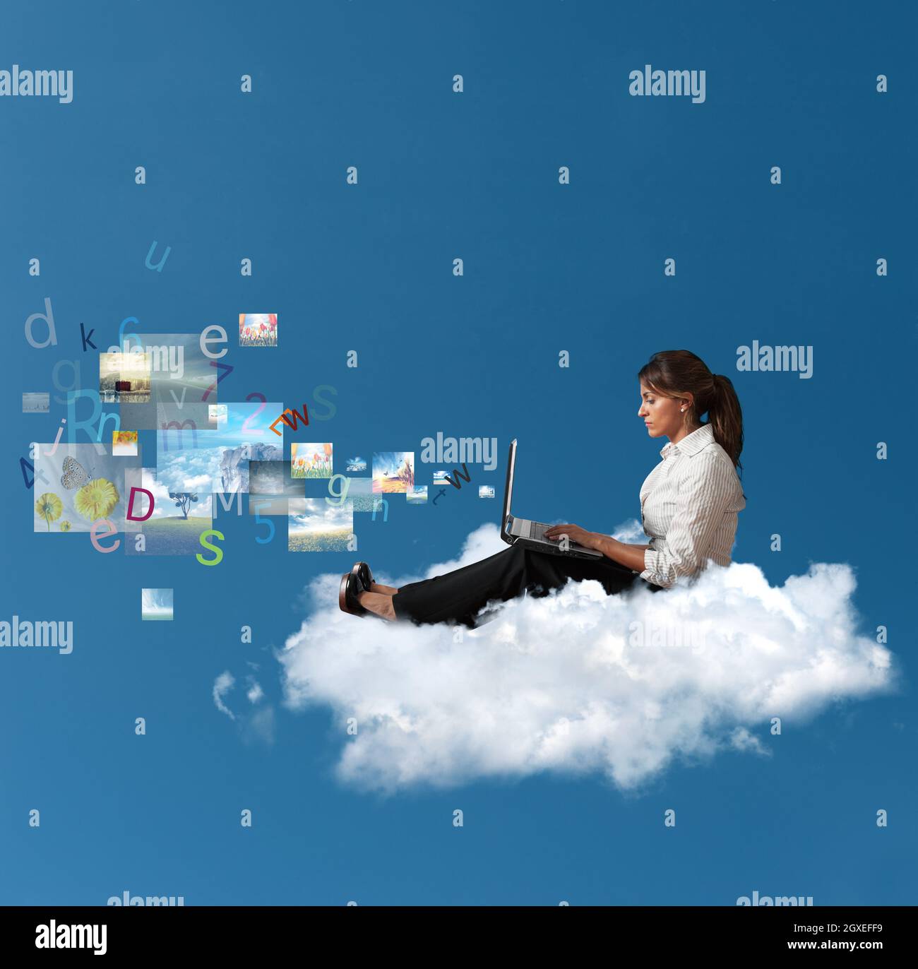 Concetto di multimedia con una donna d'affari su un cloud con un notebook Foto Stock