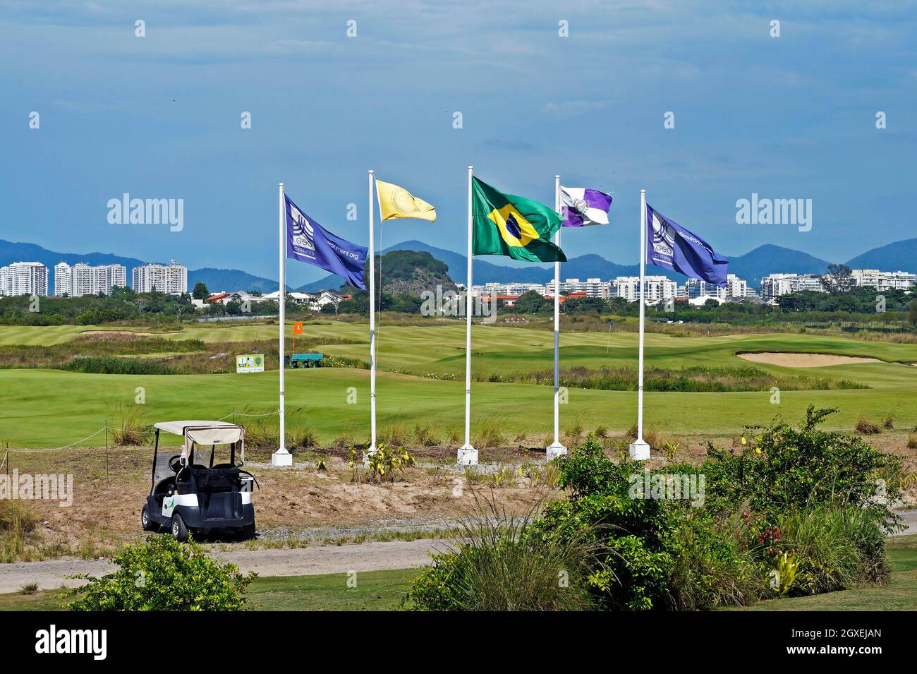 RIO DE JANEIRO, BRASILE - 08 GENNAIO 2020: Bandiere nel vento e golf cart parcheggiato al Rio Olympic Golf Course a barra da Tijuca Foto Stock
