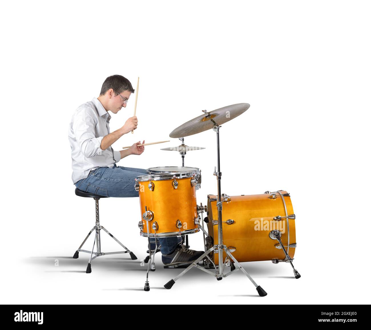 Un musicista suona con passione i suoi tamburi Foto Stock