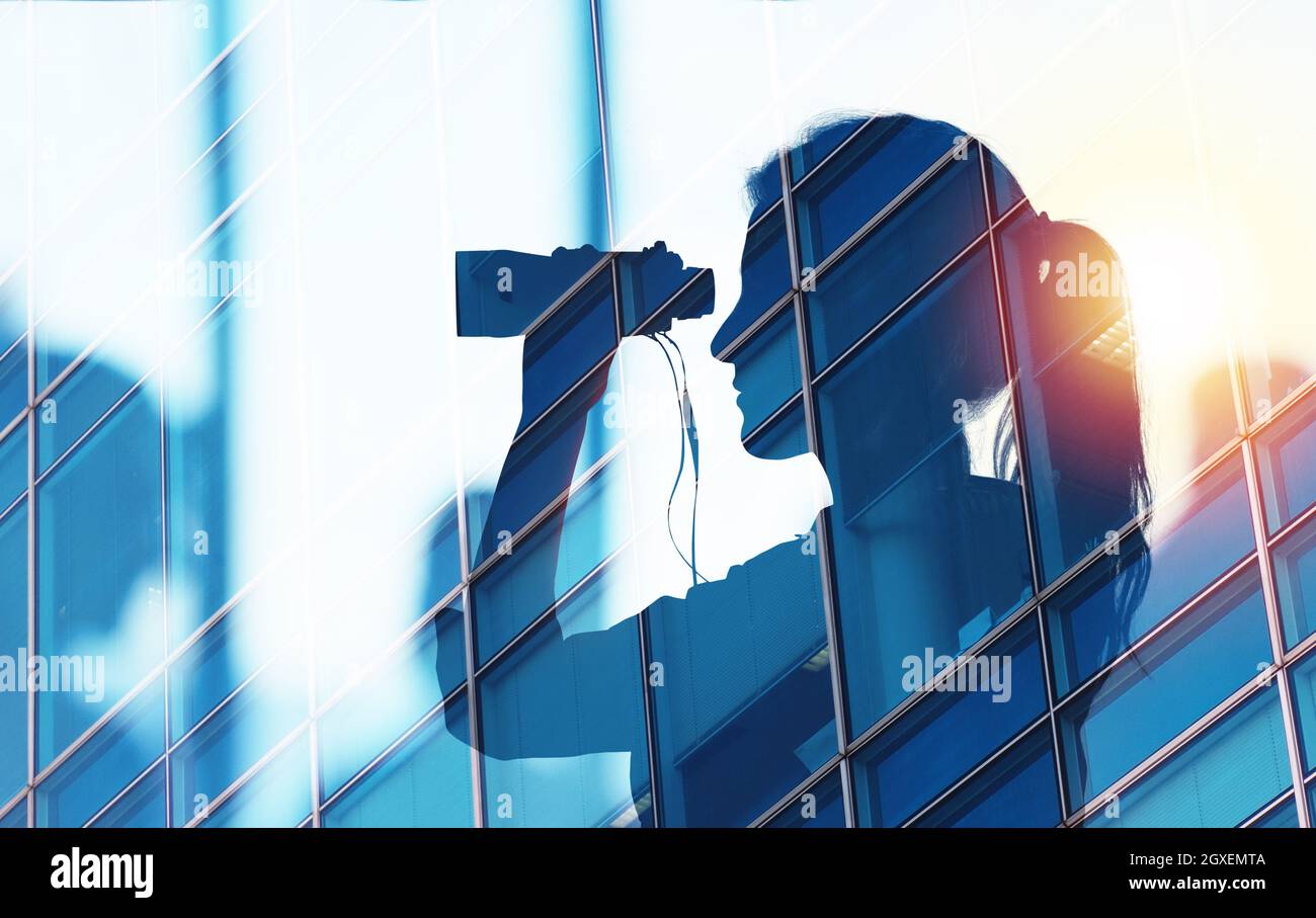Businessman cerca di nuove opportunità di lavoro con binocolo. Doppia esposizione Foto Stock