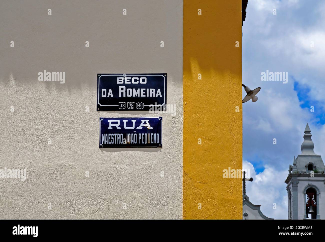 SAO JOAO DEL REI, MINAS GERAIS, BRASILE - 25 GENNAIO 2020: Segnaletica stradale nel centro storico Foto Stock