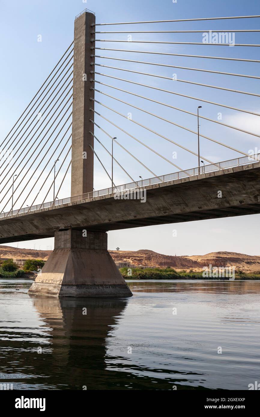 Cavi che si estendono da una torre di cemento del ponte sospeso Assuan che attraversa il fiume Nilo, Egitto Foto Stock