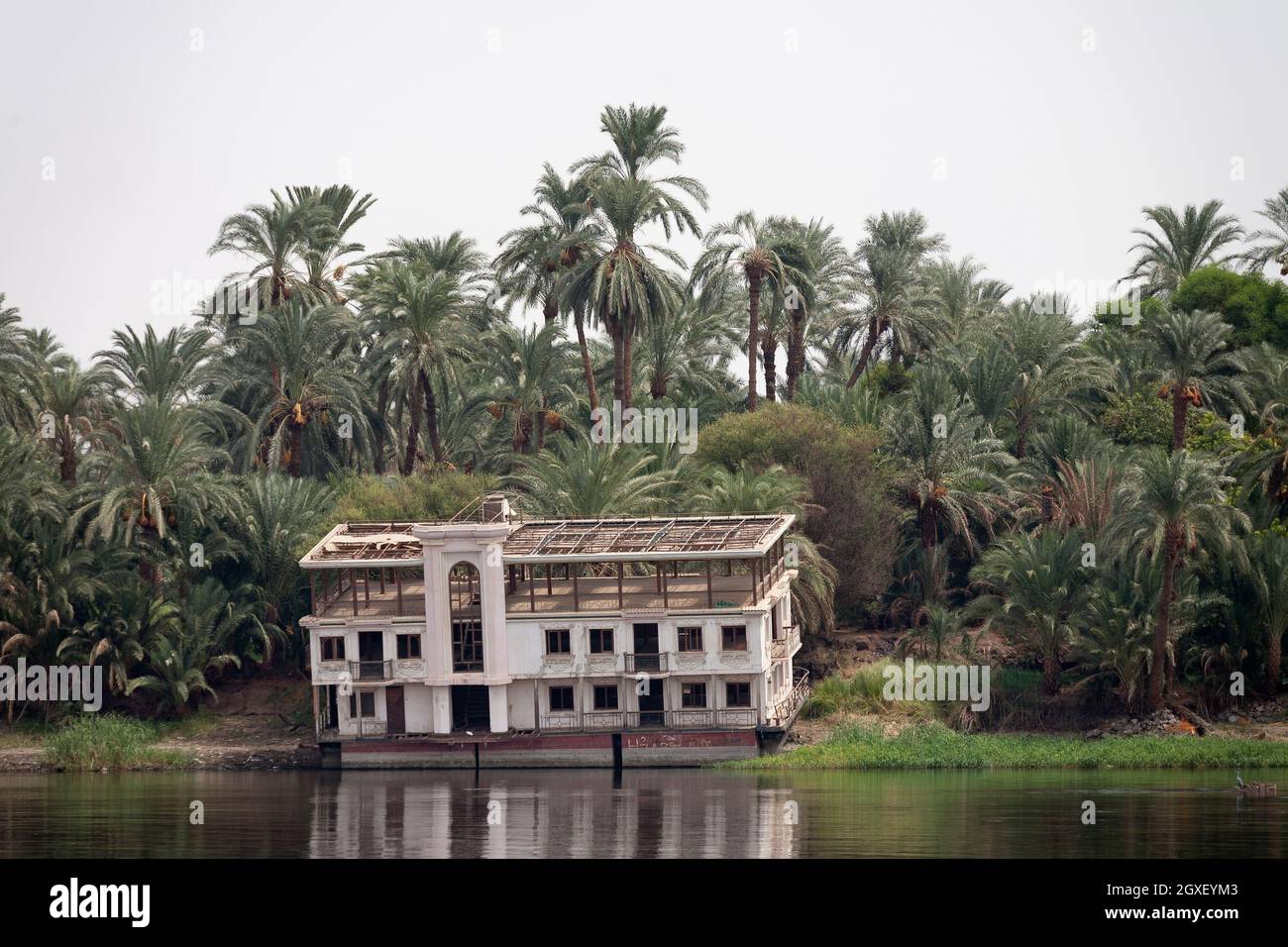 Nave da crociera abbandonata del Nilo ridondante sulle rive del Nilo,  Egitto, preso dal fiume Foto stock - Alamy