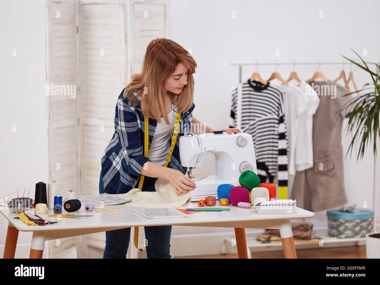 Donna marinaio in officina Foto Stock