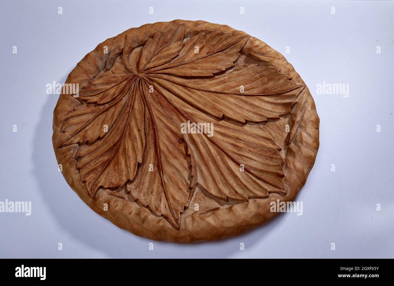 Vassoio in legno con immagine a foglia di acero su sfondo bianco isolato Foto Stock