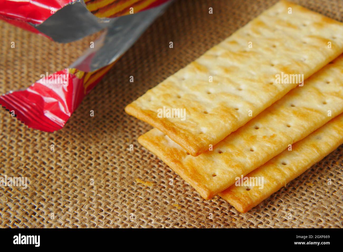 cracker di grano intero sano su tavola , Foto Stock