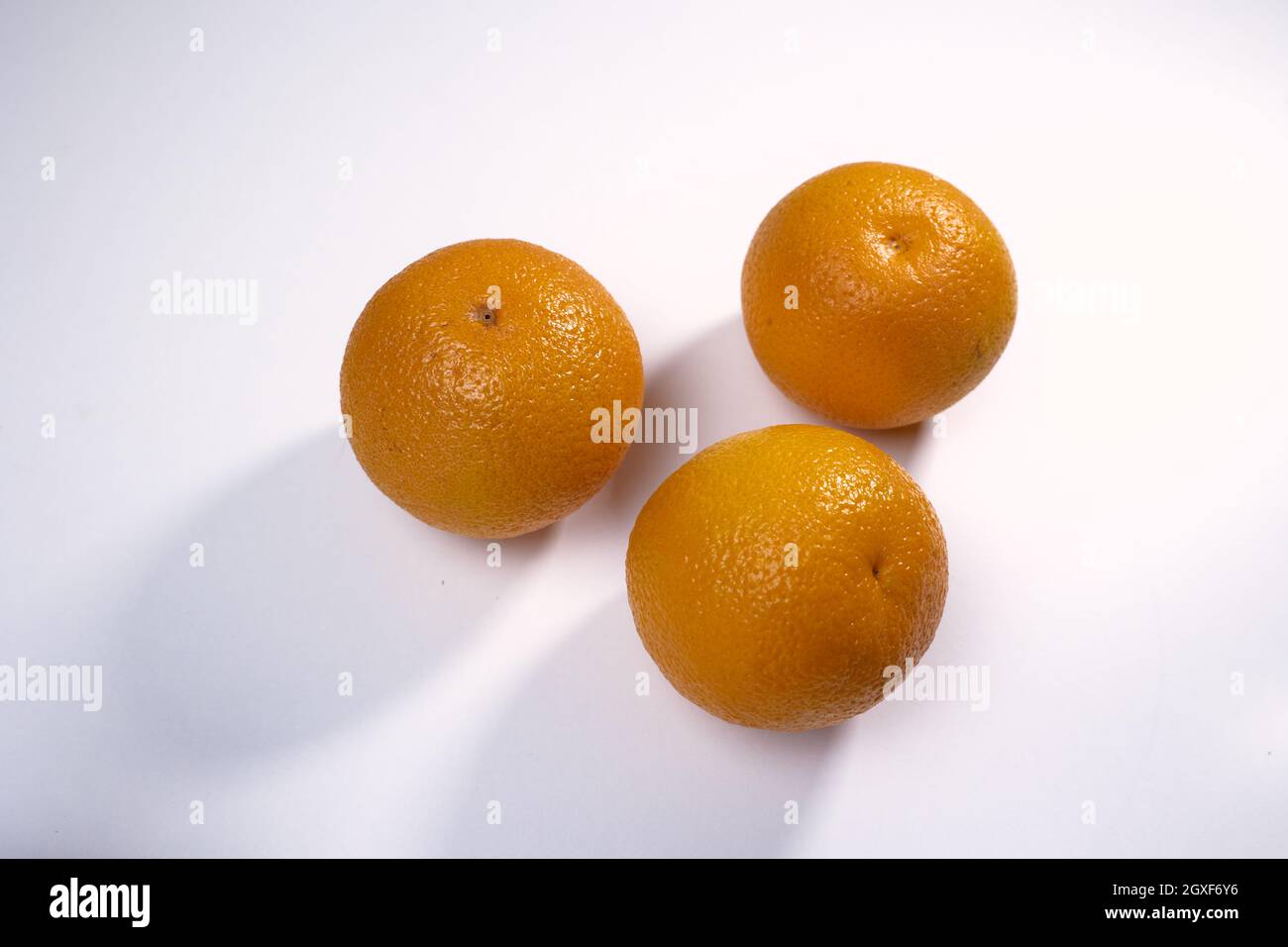 Tre arance su sfondo bianco isolato Foto Stock