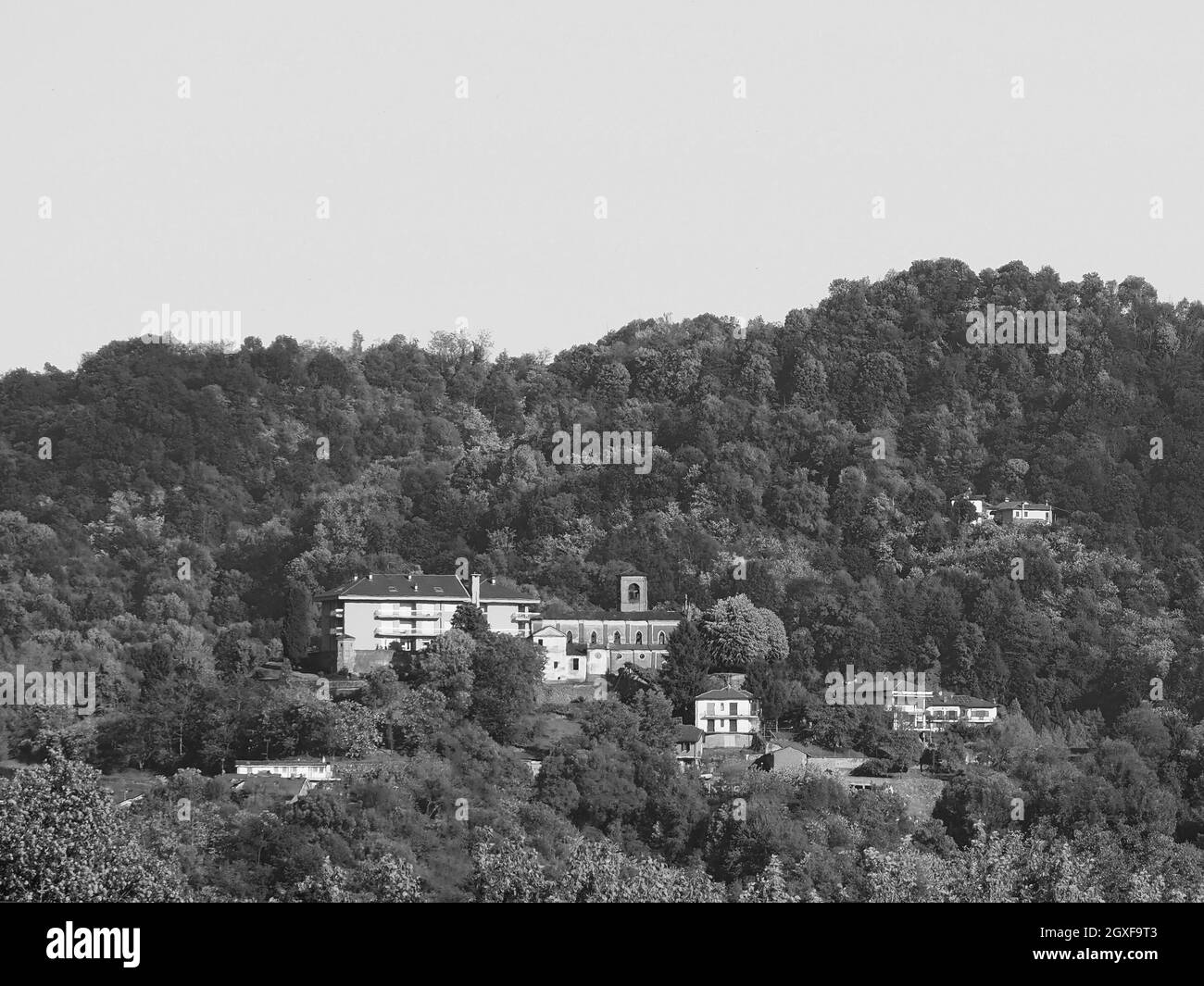 Chiesa di San Claudio sulle colline di Castiglione Torinese, Italia in bianco e nero Foto Stock