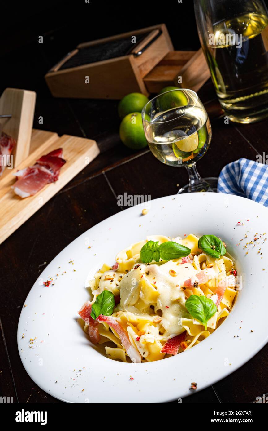 Tagliatelle con salsa al gorgonzola masarpone e prosciutto. Foto Stock