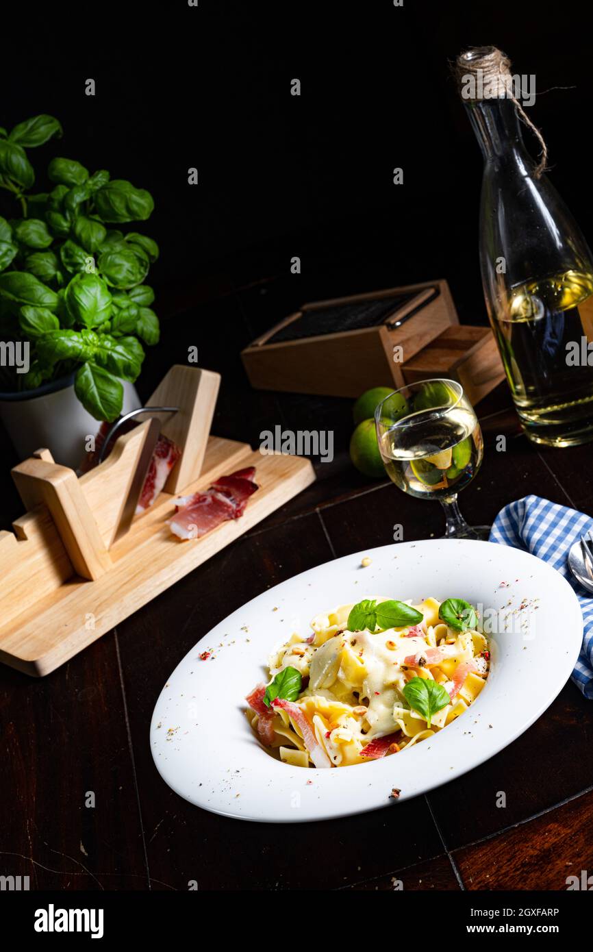Tagliatelle con salsa al gorgonzola masarpone e prosciutto. Foto Stock
