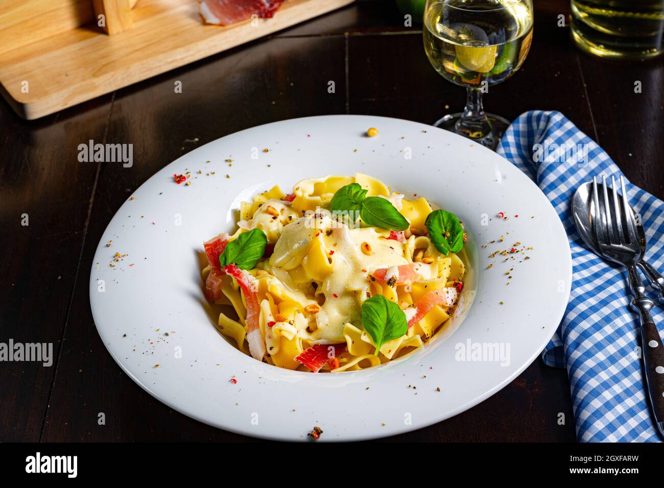 Tagliatelle con salsa al gorgonzola masarpone e prosciutto. Foto Stock