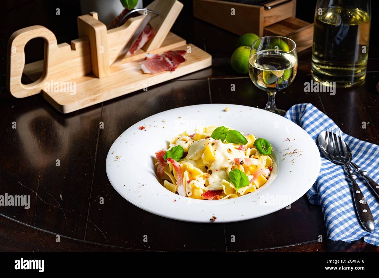 Tagliatelle con salsa al gorgonzola masarpone e prosciutto. Foto Stock