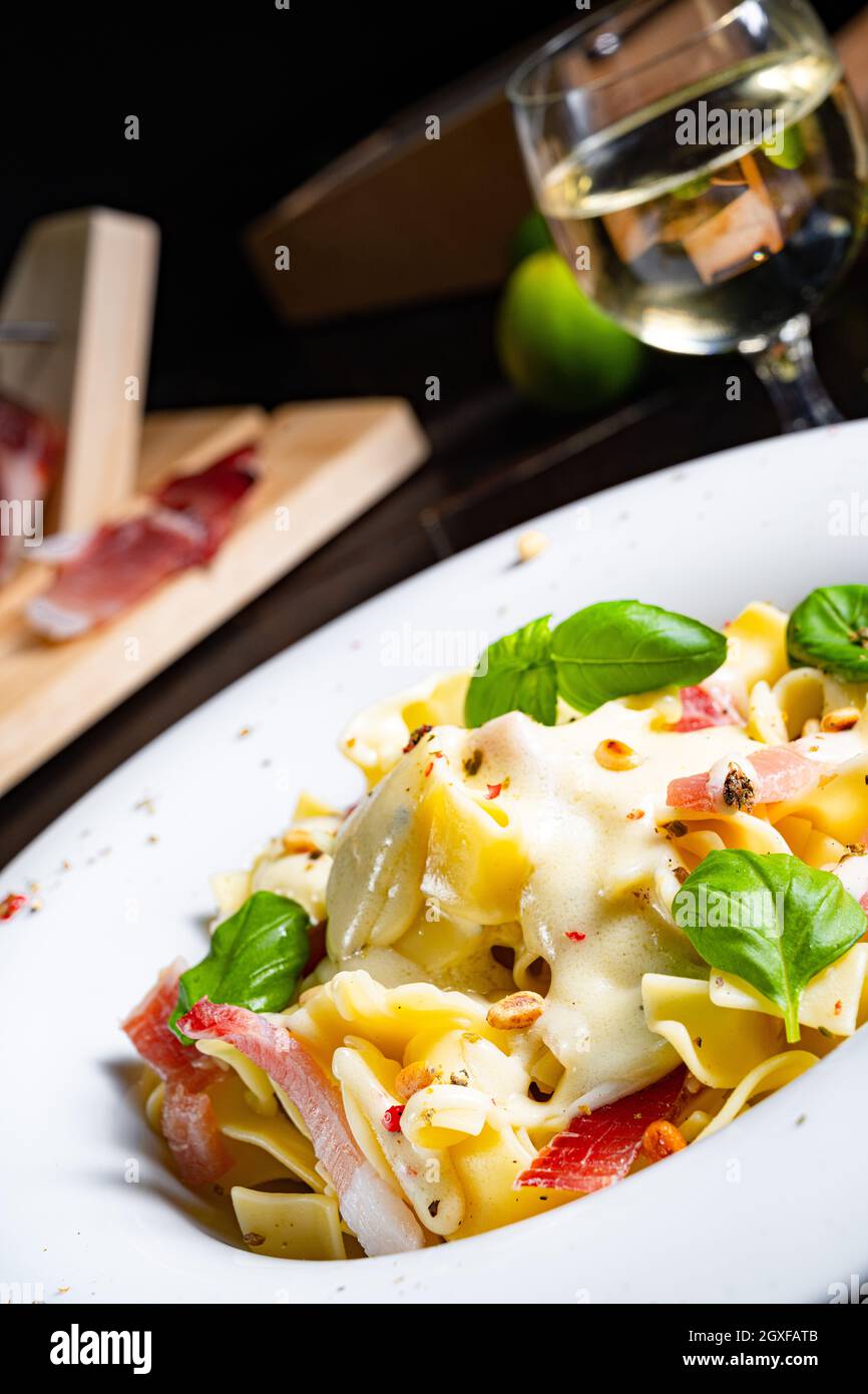 Tagliatelle con salsa al gorgonzola masarpone e prosciutto. Foto Stock