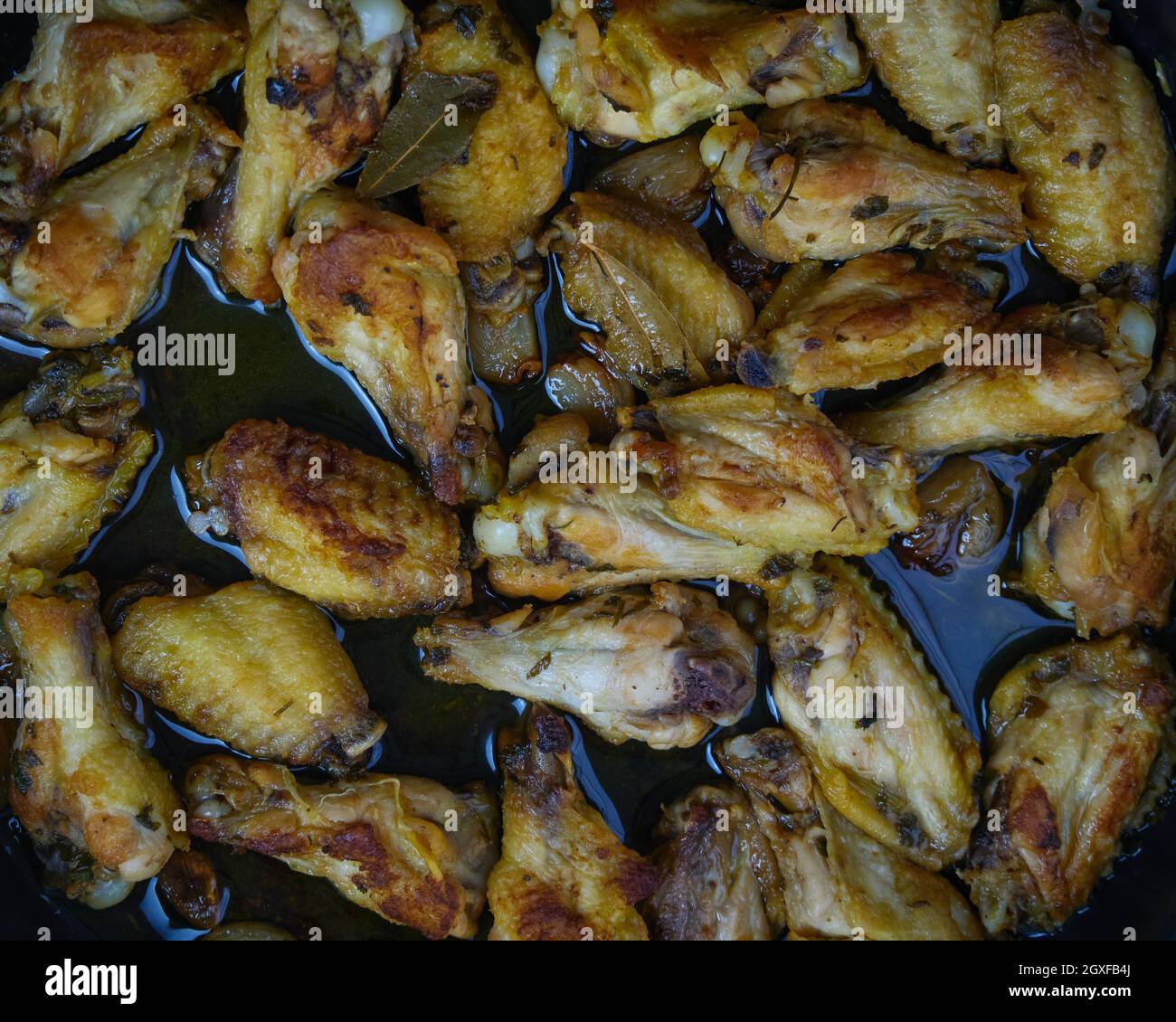 Ali di pollo all'aglio (Pollo al ajillo). Piatto di tapas spagnolo. Primo piano e vista dall'alto Foto Stock