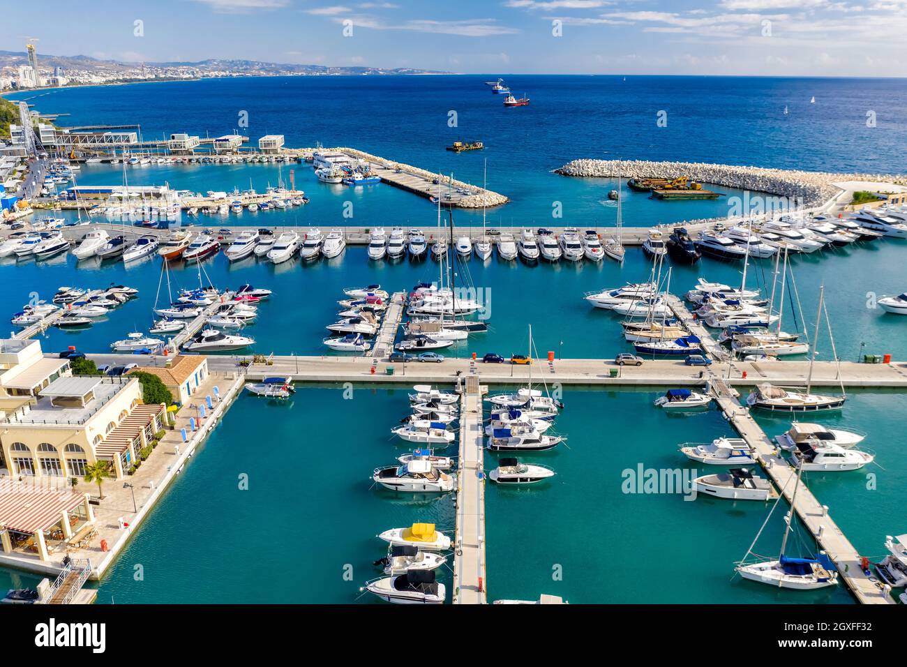 Vista aerea di Limassol Marina con barche, moli, ville e zona resort Foto Stock