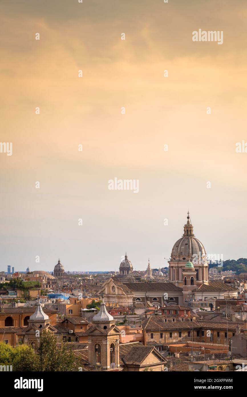 ROMA, ITALIA- CIRCA AGOSTO 2020: Panorama cittadino con cielo tramonto e nuvole Foto Stock