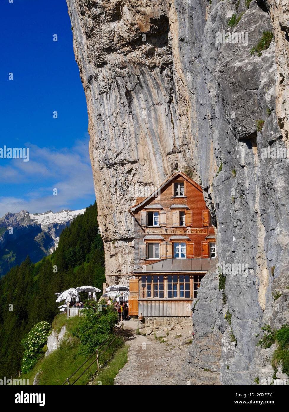 Aescher, l'iconico ristorante montano sospeso sulla scogliera della Svizzera, il luogo più bello al mondo, ad Alpstein. Foto Stock
