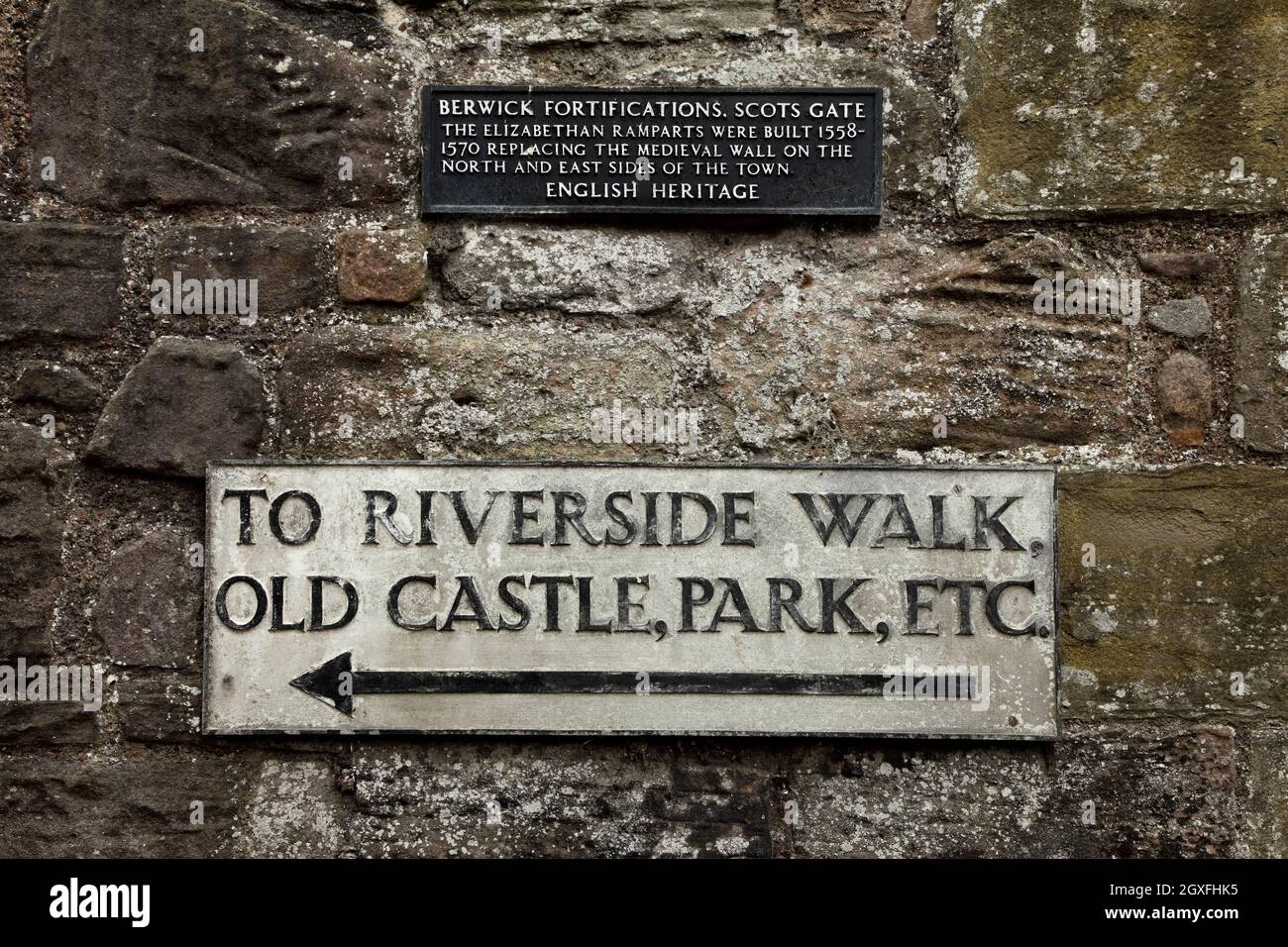 Insegna a Scots Gate sul muro difensivo a Berwick su Tweed, Northumberland, Regno Unito. Foto Stock