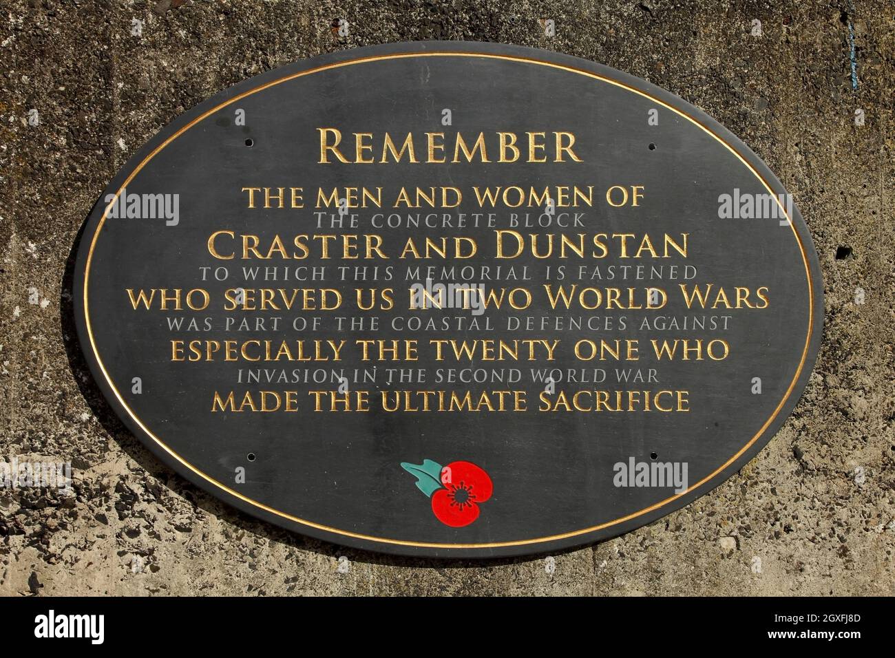 Monumento commemorativo di guerra sul blocco di cemento difensivo della seconda guerra mondiale, Crafster, Northumberland, Regno Unito. Foto Stock