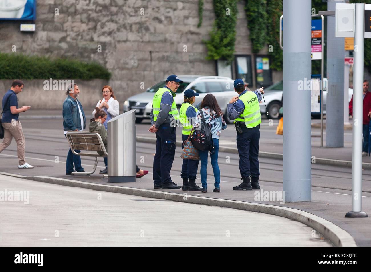 Zurigo, Svizzera - Giugno 13 2018: Tre ufficiali di polizia del 'Polizei Assistenz' discutono in una stazione del tram. Foto Stock