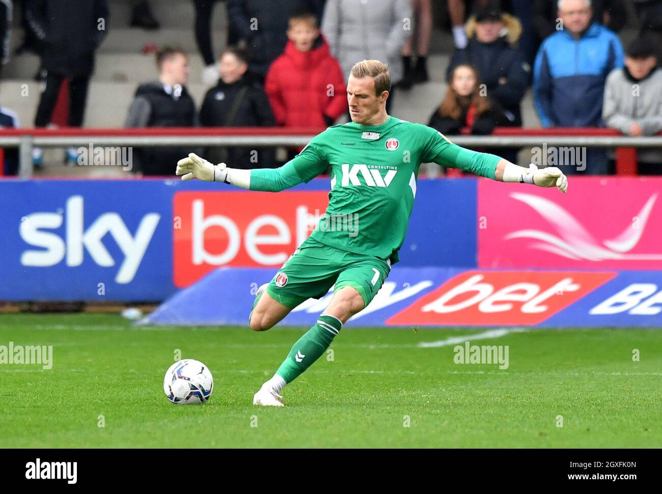 Charlton Athletic Goalkeeper Craig MacGillivray durante la partita della Sky Bet League One all'Highbury Stadium, Fleetwood. Data foto: Sabato 2 ottobre 2021. Foto Stock