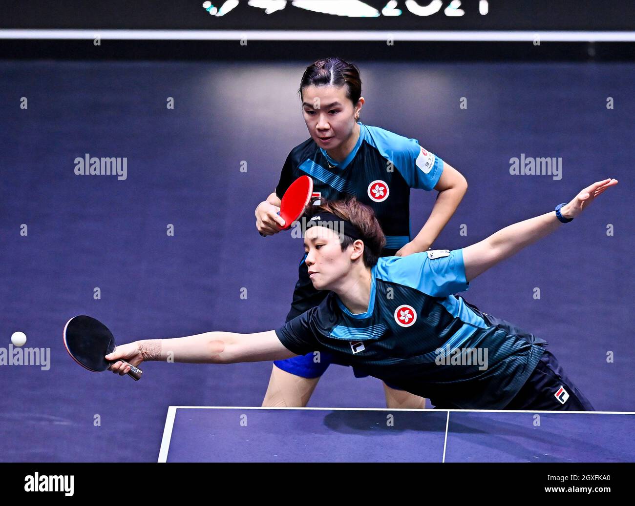 Doha, Qatar. 5 ottobre 2021. Doo Hoi Kem (fronte) e Lee ho Ching di Hong Kong in Cina competono durante la semifinale femminile contro Liu Hsing-Yin e Cheng Hsien-Tzu di Taipei cinese al campionato 2021 ITTF-ATTU Asian Doha a Doha, Qatar, 5 ottobre 2021. Credit: Nikku /Xinhua/Alamy Live News Foto Stock