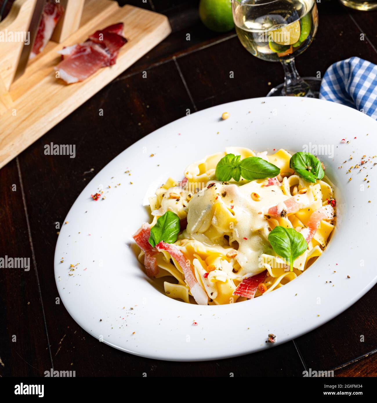 Tagliatelle con salsa al gorgonzola masarpone e prosciutto. Foto Stock