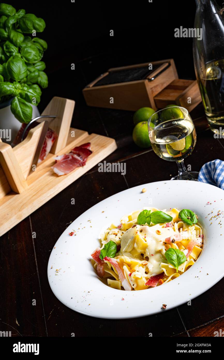 Tagliatelle con salsa al gorgonzola masarpone e prosciutto. Foto Stock