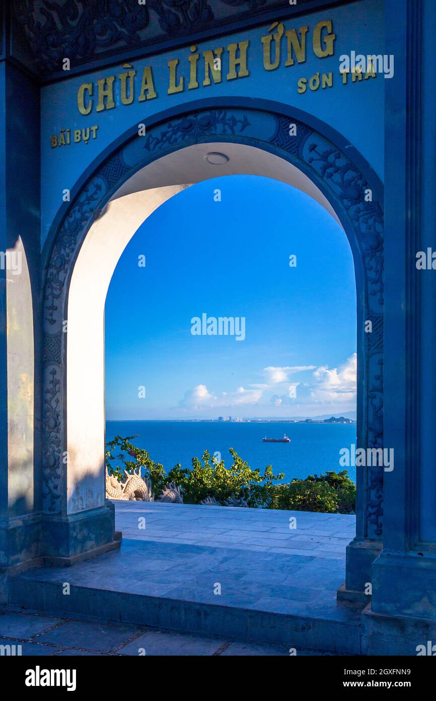Guardando attraverso un arco dal Tempio Buddista di Quận Sơn Trà a da Nang. Si trova in cima all'acqua ma ha una vista bellissima. Foto Stock