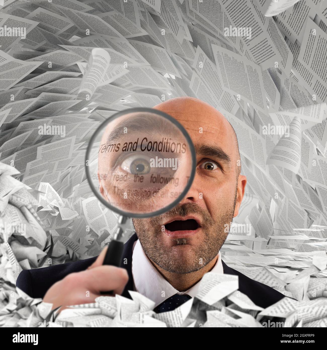 Uomo d'affari con una lente d'ingrandimento su fogli documenti sfondo Foto Stock