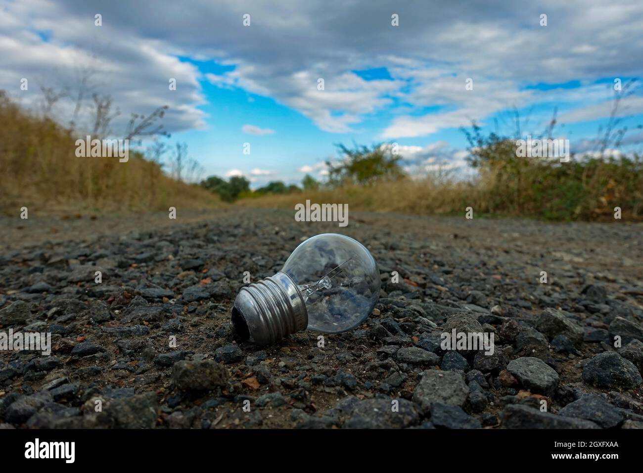 lampadina su una strada in ghiaia Foto Stock