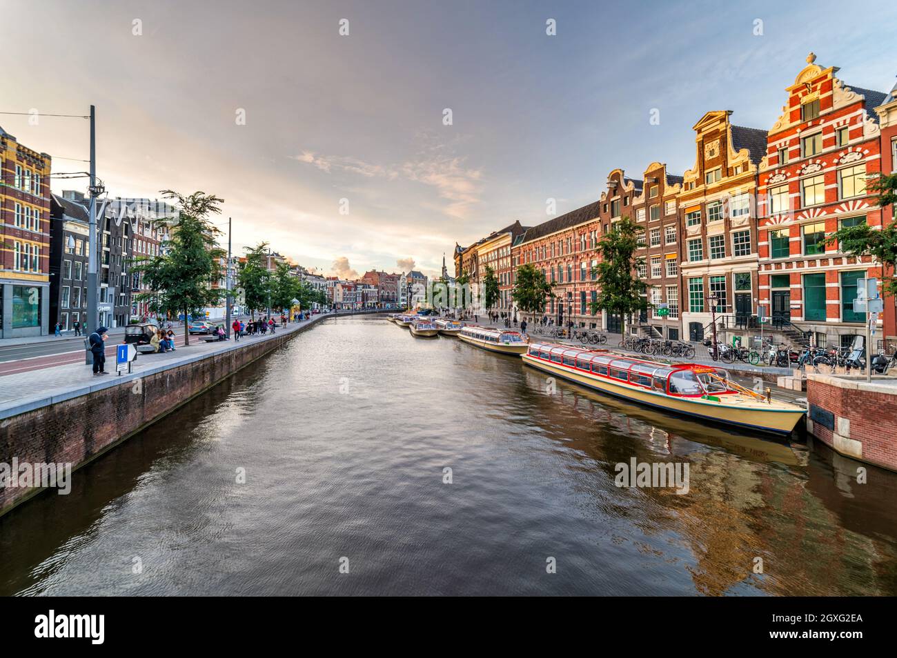 Tour in barca sul canale Rokin di Amsterdam, Olanda Foto Stock