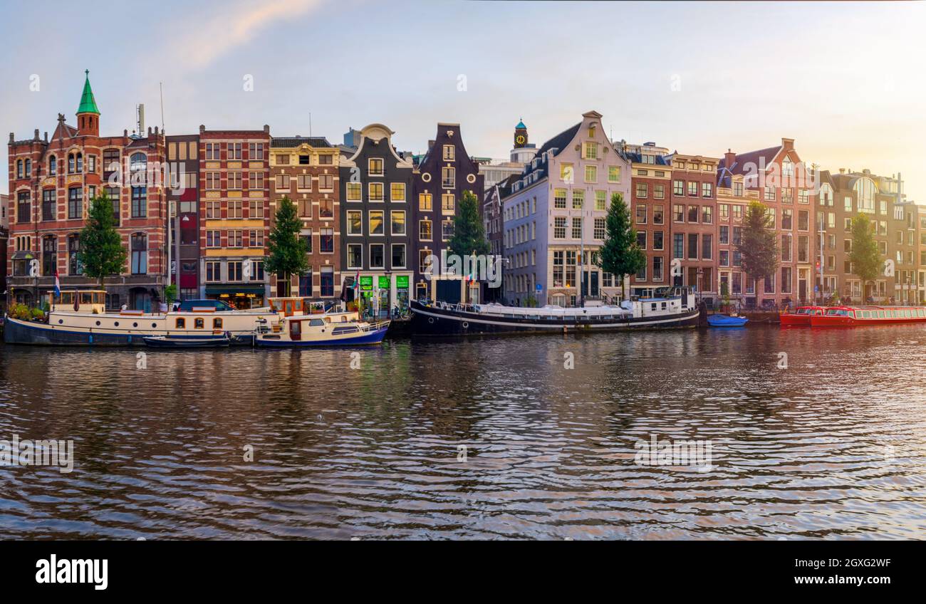 Architettura nei canali di Amsterdam, Olanda Foto Stock