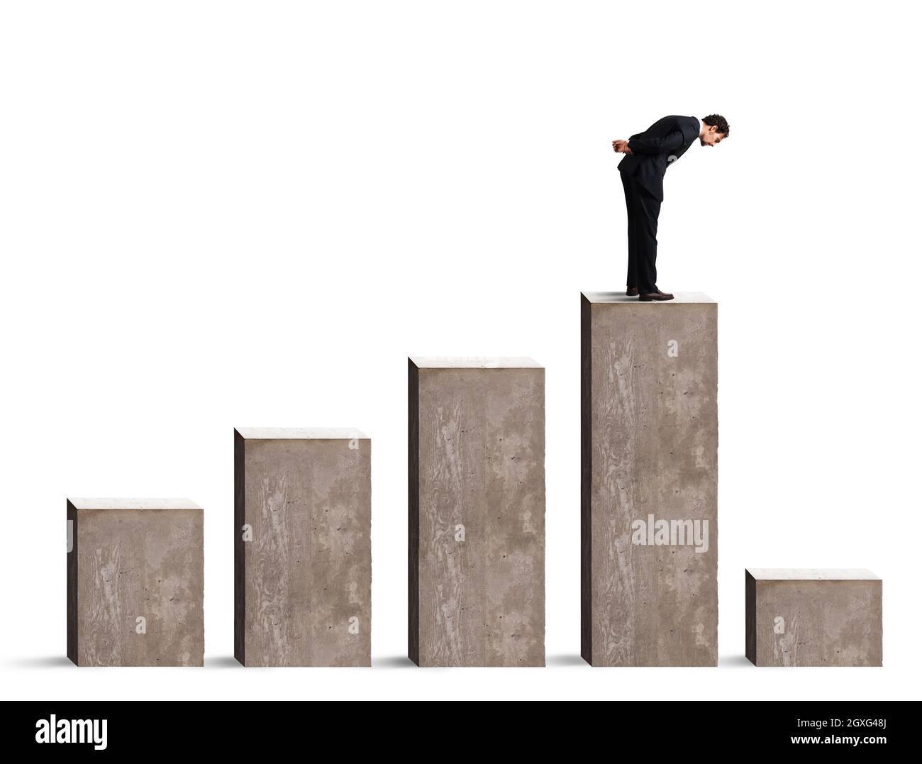 Un uomo d'affari che guarda in basso le prestazioni delle statistiche drasticamente Foto Stock