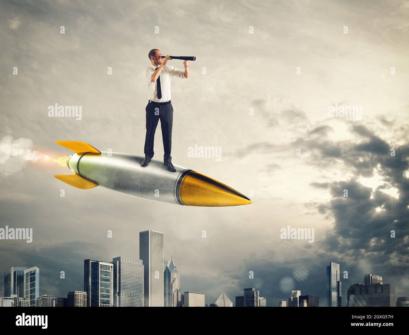 Businessman guarda attraverso binocoli da sopra un missile. Rendering 3D Foto Stock