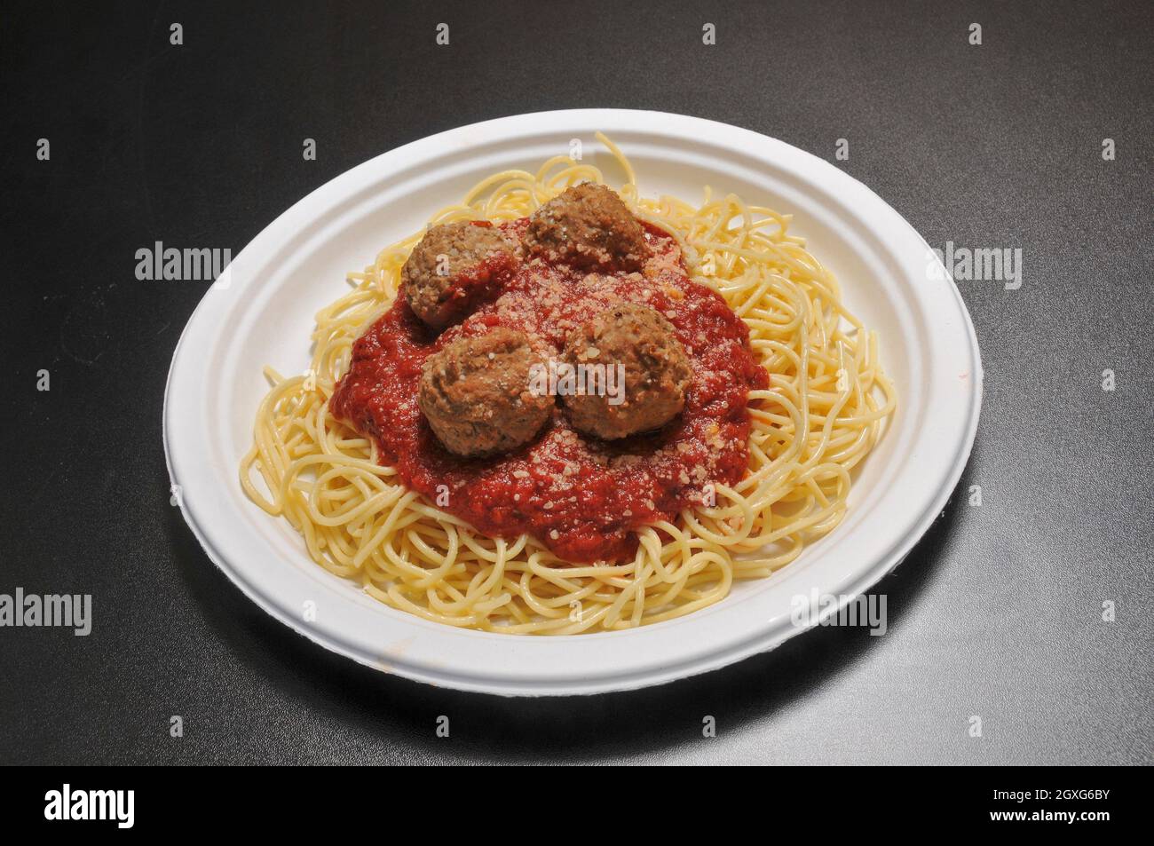 Ciotola piena di deliziosi spaghetti e polpette Foto Stock