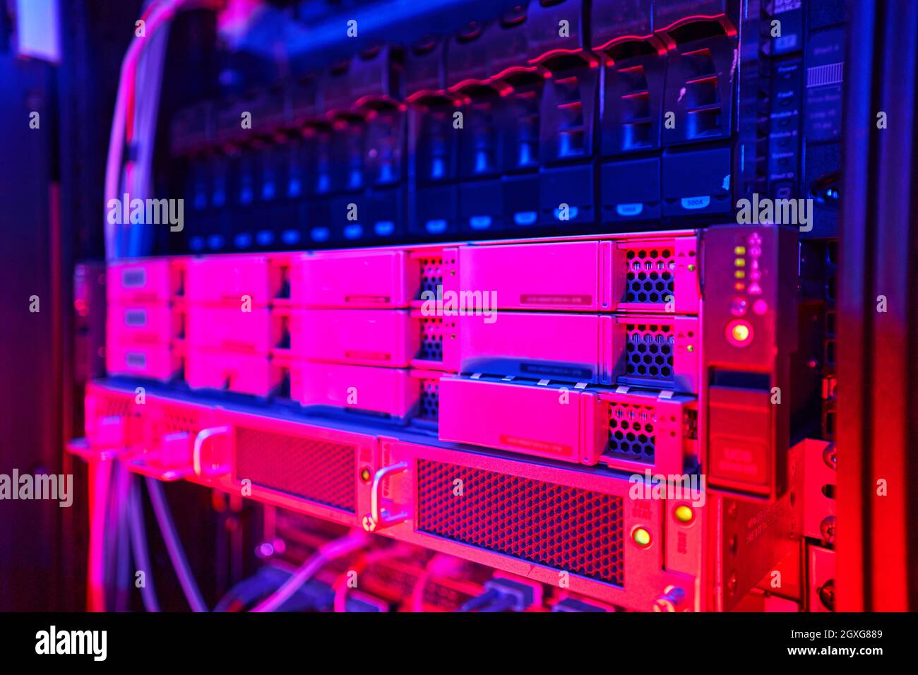 Foto ritagliata della piattaforma di hosting per i server di storage Foto Stock