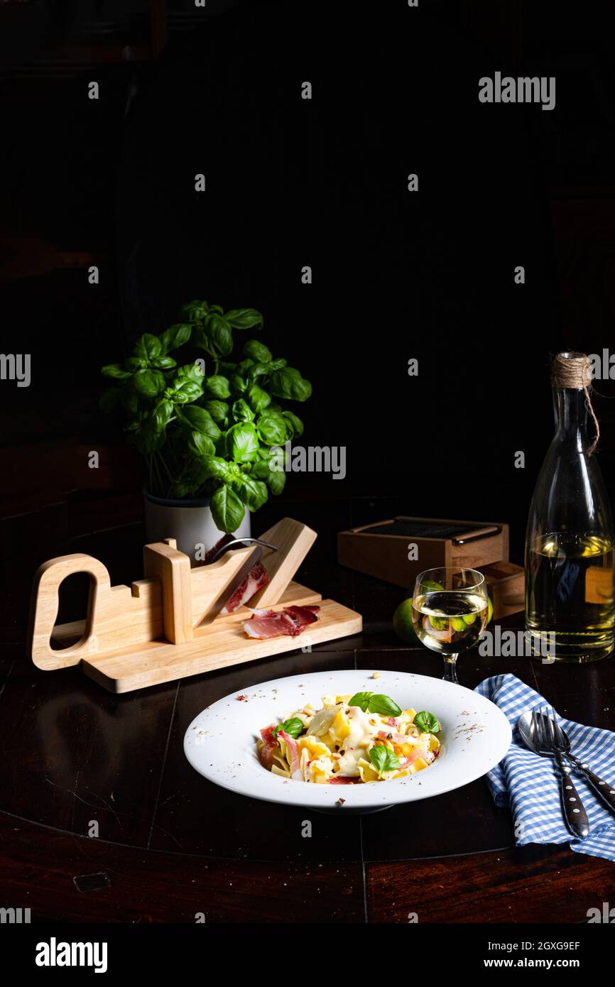 Tagliatelle con salsa al gorgonzola masarpone e prosciutto. Foto Stock