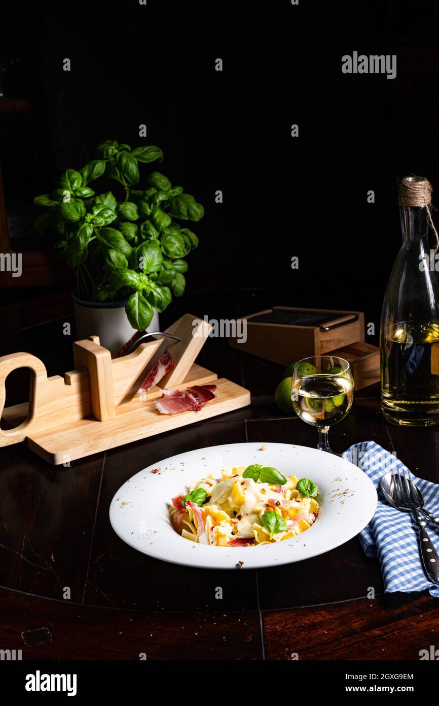 Tagliatelle con salsa al gorgonzola masarpone e prosciutto. Foto Stock