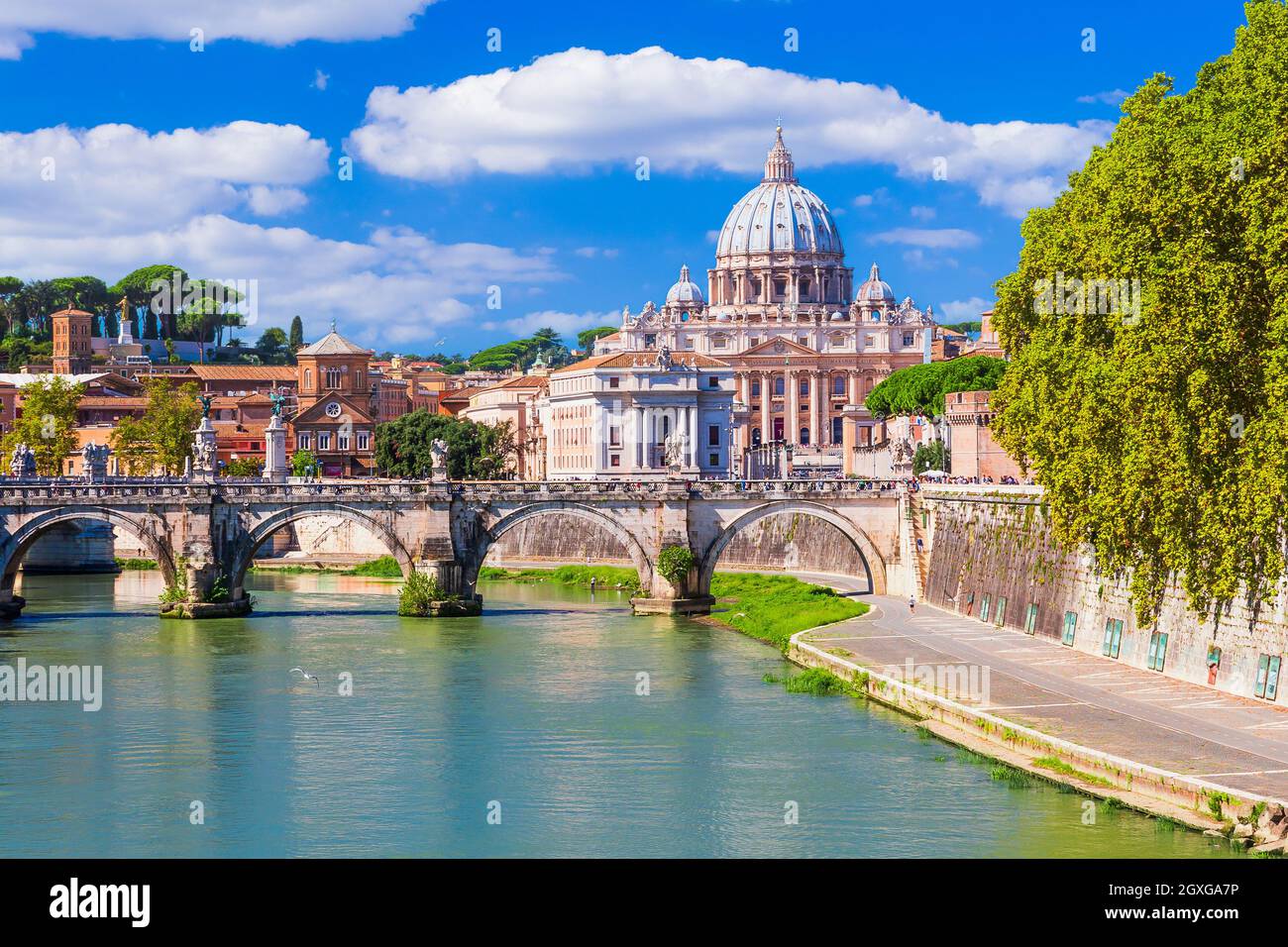 Città del Vaticano. Basilica di San Pietro e Ponte Sant'Angelo a Roma. Foto Stock