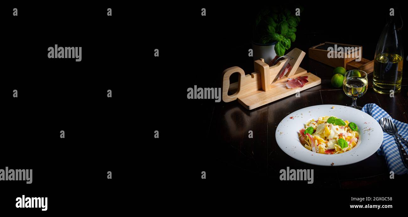 Tagliatelle con salsa al gorgonzola masarpone e prosciutto. Foto Stock