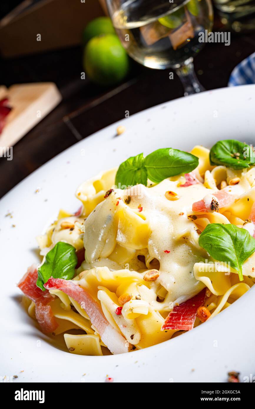 Tagliatelle con salsa al gorgonzola masarpone e prosciutto. Foto Stock